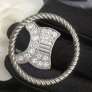 Ausverkauf Designer-Broschen, Intarsien-Diamant, Marken-Design, Buchstaben-Brosche, Schmuck, Perlennadeln, 18 Karat vergoldet, für Hochzeit, Party, Anzug, Schal, Zubehör, Geschenke