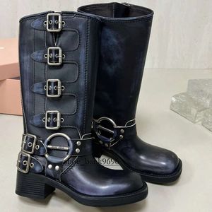 2024 Hness Boots Belt Buckled Cowhide Leather Biker Knee Boots Chunky Heel Zip Knight Boots Fashion Sque Toe Ankle for Women Luxury Designer Shoes Factory