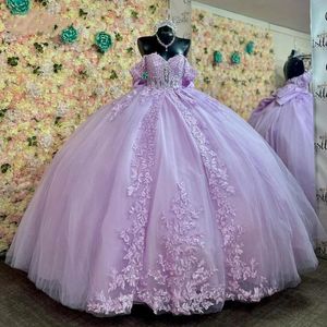 2024 lila quinceanera klänningar från axel spetsar applikationer kristallpärlor blommor boll klänning gästklänning kväll prom klänningar korsett med båge