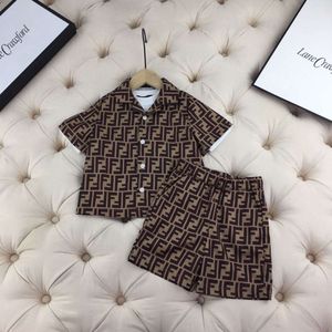 Summer F Letter New Children Shirt Shirt Sleeved Settome Set للرجال والنساء بدلة صغيرة سروال قصير الأكمام مجموعة من قطعتين