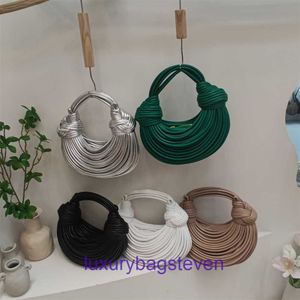 Luxuriöse Designer-Tragetaschen von Bottgs' Vents's Jodie Online-Shop. Kleine, süße und personalisierte koreanische Version, beliebte Nischen-High-End-Knotengewebte mit echtem Logo