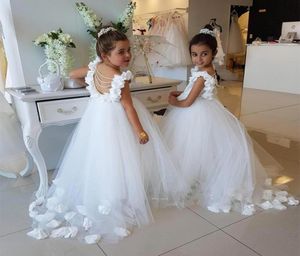 2019 Abiti da ragazza di fiori bianchi adorabili Abiti da spettacolo per ragazze con volant lungo in tulle con fiori fatti a mano Abiti da cerimonia per bambini senza schienale5494488