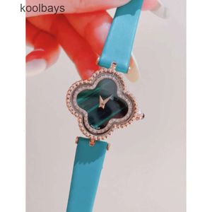 Işık Tasarımcı Klasik Dört Yaprak Lüks Kadınlar Sıradan Watch Lady Niche Clover Vanly Wristwatch Alhambra Cleefly Bilezik Mizaç Kakma Rhinestone Çeyrek Nnms