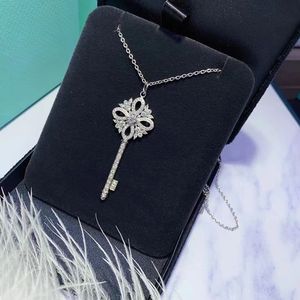 Top Quality Diamond Pendant Designer Necklace S Sterling Sier Gold Key Necklaces for Women Fashion Sweater Chain Fancy Dress Chain Jewelry