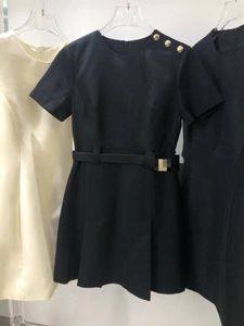 Milan Pist Elbisesi 2024 Siyah Mürettebat Boyun Kısa Kollu İnce Kemer Düğmeleri Uzun Elbiseler Tatil Vestidos De Festa 3081