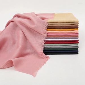 Etniska kläder Solid Color Cotton Scarf For Women Lady Long Tassel Scarves Autumn Soft Head Wrap Shawls Malaysia Muslim Headscarf 180 70cm