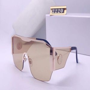 Luxuriöse 2220-Sonnenbrille für Damen, Barock-Stil, Katzenaugen-Rahmen, Designer-Sonnenbrille, italienischer Designer, vergoldeter Schmetterlingsrahmen mit 257c