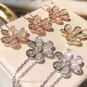 Fanjia Clover Necklace SterlingSierめっきゴールドインライドクローバーペンダントは、ダイヤモンドクラビクルチェーンでいっぱいの3つの花びらが付いています