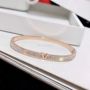 2023 Designer Bangles luksusowe bransoletki Europa Ameryka w stylu mody Kobieta Kryształ 18K Rose Gold Splated Stal nierdzewna Miłość Prezent Biżuteria 240308