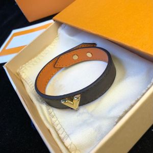 2022 designer smycken kvinnor läder charm armband par smycken kärleksbrev armband enkla armband charm gåva279m