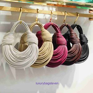 Toppnivå Reproduktion Bottgs Vents's Jodie Tygväskor Partihandel Nudelväska 2023 Ny handväska Pure Hand Sticked Mesh Red Womens Rope Knot med riktig logotyp