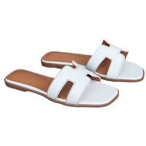 Designer Slippers Primavera Verão Versátil 2024 Classic H1 Salto plano Casual Grande Couro macio de uma linha Hollo