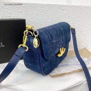 مصنع بيع البيع بالتجزئة الجديد حقيبة يد حقيقية Lingge Lingge Womens Bag New Stain underarm Fashion Crossbody حقيبة يد