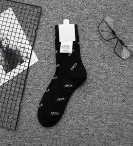 Женские носки с буквами для девочек, белые, черные дышащие длинные короткие носки с буквами, модные чулочно-носочные изделия для подарка, часть Whole8102524