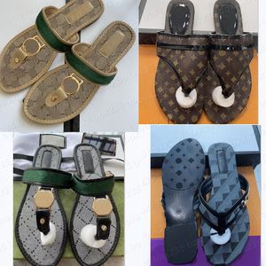 Modedesigner tofflor charm kvinnor öppen tå set fot sommar platt sandaler casual flip flops män glider skor g färg gummi mjukt läder spänne svarta mens tofflor