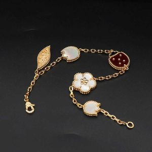 v 팔찌 소형 무당 벌레 5 개의 꽃 여성 INS Light Luxury 18K 두께 금도금 양면 천연 흰색 Fritillary Carnelian Hand Arnament