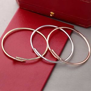Ny lyxdesigner 3mm tunnare nagelmode unisex manschettarmband par guld titan stål armband smycken valentiner dag gåva 240308