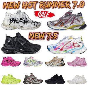 Tasarımcı Runner Paris 7.0 Koşuyor 7.5 Dış Mekan Ayakkabıları Kadın Erkek Banciaga Saborlar Graffiti Baskı Üçlü Siyah Beyaz Pembe Mavi Jogging Yürüyüş Eğitmenleri 35-46 Dhgate