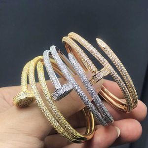 Declaração Bangle 18k banhado a ouro Multi-camada Bling Crystal Iced Out Cubic Zirconia Nail Bracelets para 240308