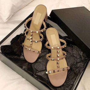 High-quality Sandals Luxury Designer Sandal Summer Womens Slide Shoes Slipper 2024 New Leather Stud Nude Rivet Thick Heels Versatile Fashion