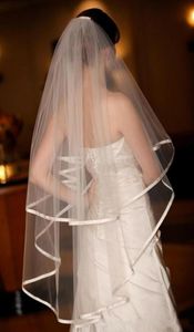 Ny romantiker i lager Satin Edge med Cam 2t Lvory White Wedding Veil Fingertip Bridal VE5916667