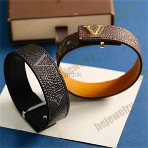 Klassischer Armreif für Herren, Lederarmband, verstellbar, breites Blumen-Karo-Armband, Designer-Hardware, vergoldeter Charm-Armreif, modisch, xb116 2438