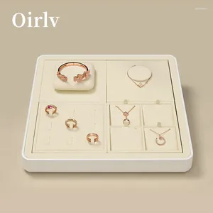 Smycken påsar oirlv display brickor sammet bricka beige örhängen ring halsband titta på butiksarrangörer
