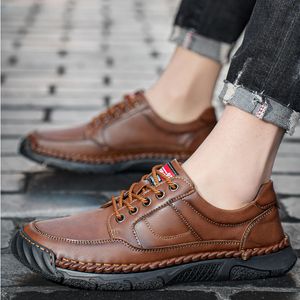 Högkvalitativa skor tjocka läder casual skor för män anti-halk utomhus modeklänskor klassiska sneakers grossist mode stil man skor storlek 38-48