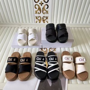 Designerskor kvinnors vår nya plattform tofflor sommarstrand lyx mode casual platt skor kvinnors tryckta brev flip-flops 35-42