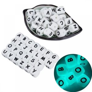 50st 12mm Glow in the Dark English Alphabet Letter Pärlor Lysande silikonbokstäver för baby tandläkare tugga leksaksgåva 240226