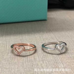 Nuovo anello a cuore vuoto della famiglia T. Anello a cuore con diamante a forma di cuore in oro rosa rosso semplice alla moda