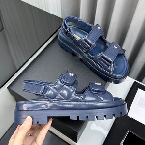 Kvinnors plattformsklackar sandaler quiltade textur Matelasse Beach Shoe Classic Cowhide Slippers Ladies Flip Flops Casual Shoe Green Navy Blue Black Mules Slides