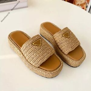 2024 NEW LETTER P WOMAL BLACK NATURAL CROCHET FABRIC FLATFORM SANDAL SLIPPERプラットフォーム織りスライドハウスチャンキーボトムラバサマービーチフリップフロップラバーソール