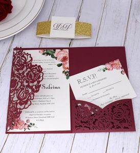 2020 Burgund Rose Laser Cut Pocket Hochzeitseinladung mit RSVP-Karte mit Glitzergürtel und Anhänger Quinceanera-Einladung Abschlussfeier 7400380