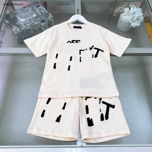 ニューキッズトラックスーツグラデーションロゴプリントベビーTシャツセットサイズ100-150 cm夏のツーピースセットボーイズTシャツとショートパンツ