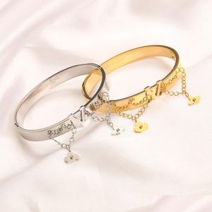 Bangle lyxiga armband kvinnor mode esigner brev inlay crystal tofsels armband 18k guld pläterad rostfritt stål kvinnor bröllop j dht1l