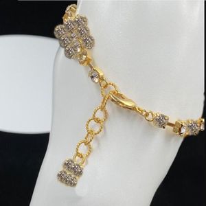 Mode Nya designade charmiga damer armband ihåliga ut bokstäver med diamanter 18k guldpläterade kvinnor armband designer smycken dg-284j