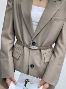 2024ファッションデザイナー女性ベルトビンテージオールマッチシンプルスカートドレス装飾スーツパンツタックウエストベルト高品質のロックバックルタイトベルト