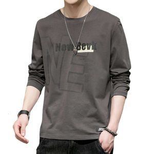 T-shirt a maniche lunghe da uomo Versione coreana camicia da fondo a collo rotondo, t-shirt aderente in cotone puro, primavera a maniche lunghe alla moda e top autunno degli uomini