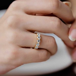 Saf 18K Altın Yüzük Kadınlar Kakılış Mosang Diamond T Aile Tarzı Fırçalanmış Alyans Büyük Bilezik 31454