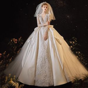 ny lyx långärmad bröllopsklänning 2024 eleganta pärlor pärlor bröllop brud klänningar vita 3d blommor spetsar applikation v hals svep tåg en linje arabiska dubai vestido de noiva