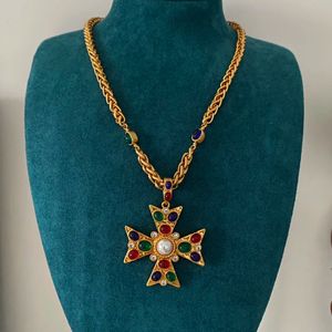 2024 marca de luxo nova moda medieval série vidro oco redondo medalha pingente famoso designer pingente colar com carta