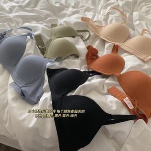 Reggiseni Negozio di abbigliamento con coppe a triangolo alla moda Lo stesso reggiseno sottile, comodo e senza ferretto, con spalline regolabili