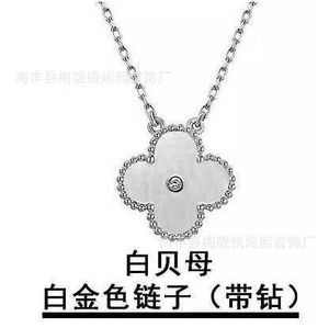 Designer pendant necklace Sweet VanCA V Golden Clover Single Diamond for Women 18k Rose Gold Lock Bone Chain Red Agate White Fritillaria Classic Pendant F1R8