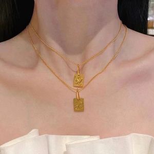 Collana di design con dodici segni zodiacali, collana con ciondolo quadrato piccolo dorato per donna, nicchia di lusso leggero e catena di clavicole di fascia alta