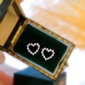 22091909 örhängen Ear Studs 0 12ct Heart Shaped Hollow Round Square Diamond AU750 White Gold Women's Jewelry Classic Must H316A