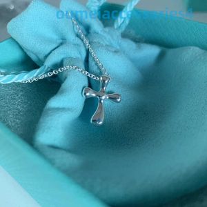 2024 Jewelry Designer Brand Pendant Halsband S925 Sterling Silver Glossy Cross för manliga kvinnliga älskare Enkel och mångsidig personlig modeklavikelkedja