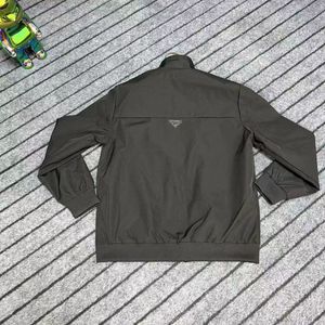Дизайнерские карманные куртки Каменная куртка с длинным рукавом Значки на молнии Мужская компания Повседневное пальто Ветровка с вышивкой Мужские рубашки Пальто Треугольный значок Ветровки M-4XL