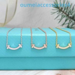 2024 Jewelry Designer Brand Pendant Halsband Womens V Gold Thick Plated 18K Fashion Korean Edition Quality Charm Collar Chain Chain