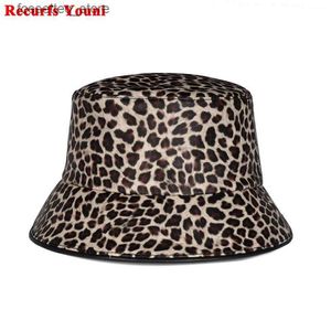 Breda randen hattar hink hattar high end leopard hink hatt för kvinnor koreanska mode damer äkta läder tryckt fiskare cs femme sun cool bassäng gorros l240305